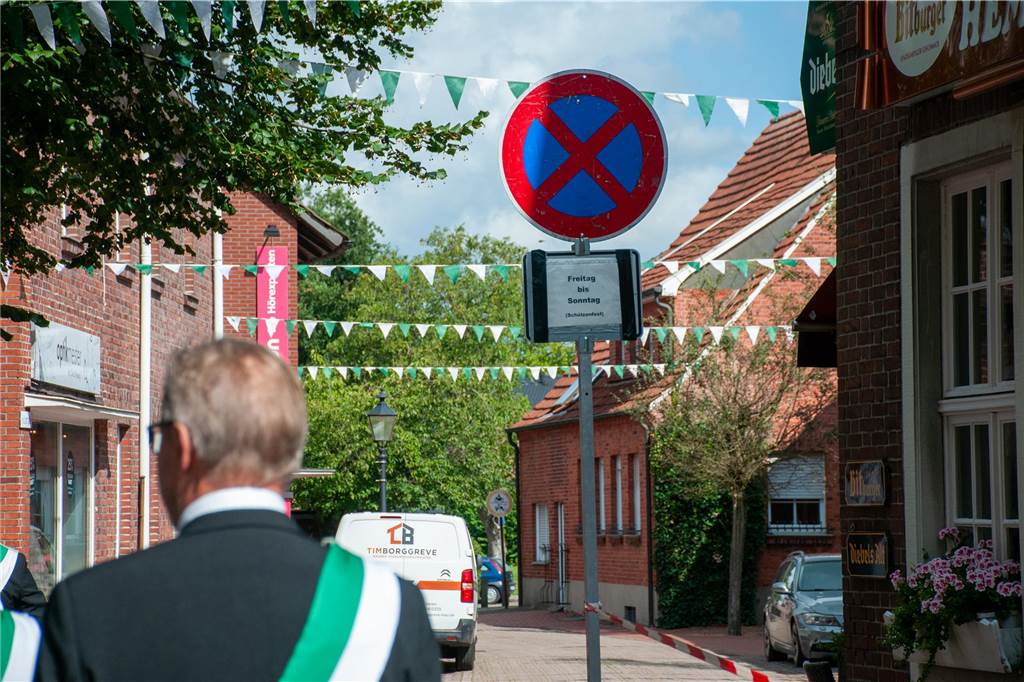 Bei bestem Wetter trafen sich die Kompanien des St.-Vitus-Schützenvereins zum Sternmarsch. Im Anschluss ging es gut gelaunt zum Ausholen der Majestäten.