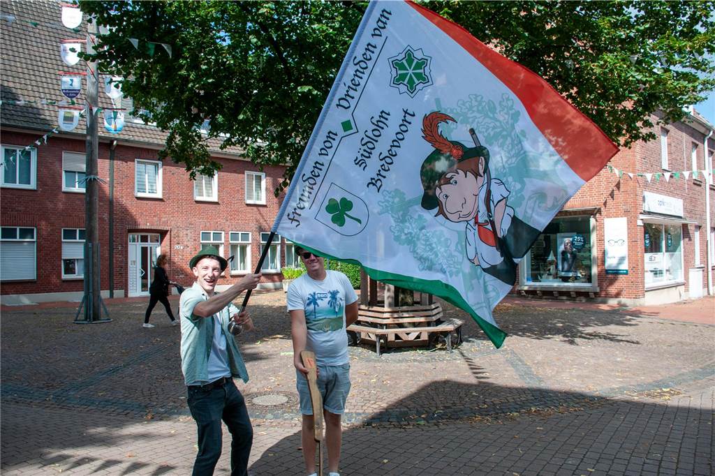 Bei bestem Wetter trafen sich die Kompanien des St.-Vitus-Schützenvereins zum Sternmarsch. Im Anschluss ging es gut gelaunt zum Ausholen der Majestäten.