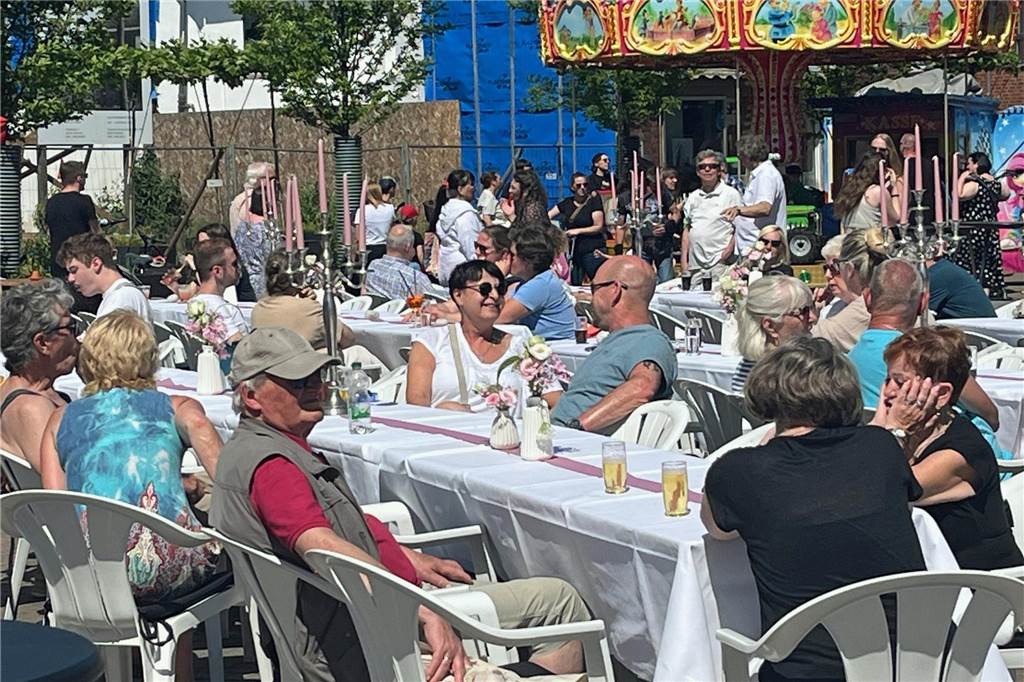Bei bestem Wetter war die schön gedeckte Tafel mitten auf dem Marktplatz Olfen gut nachgefragt.