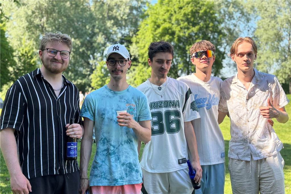Besucher des Bürgerparks Maria Lindenhof in Dorsten am 1. Mai