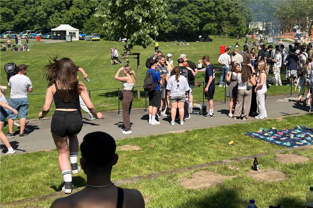 Besucher des Bürgerparks Maria Lindenhof in Dorsten am 1. Mai