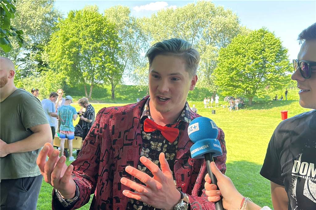 Besucher des Bürgerparks Maria Lindenhof in Dorsten am 1. Mai