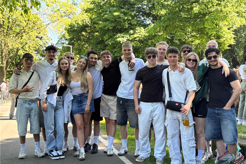 Besucher des Bürgerparks Maria Lindenhof in Dorsten am 1. Mai