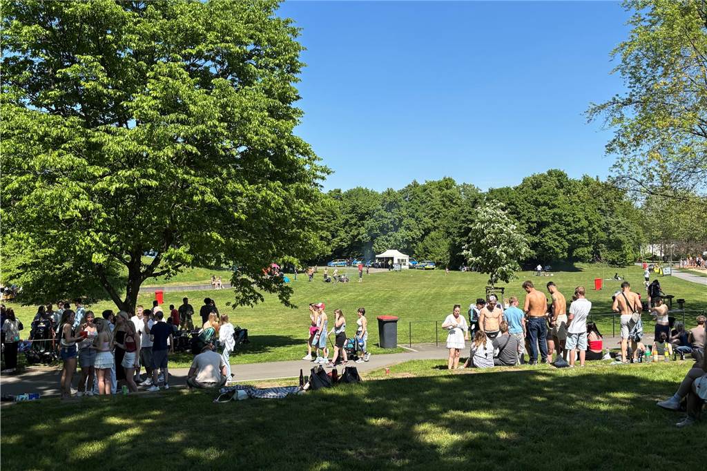 Besucher des Bürgerparks Maria Lindenhof in Dorsten am 1. Mai