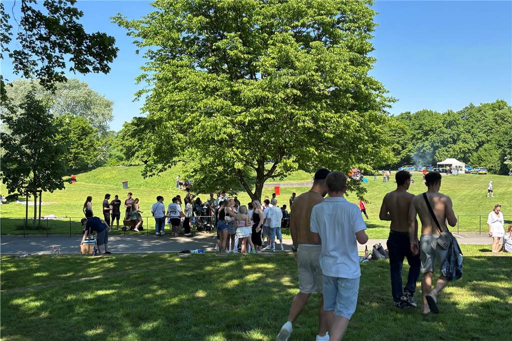 Besucher des Bürgerparks Maria Lindenhof in Dorsten am 1. Mai