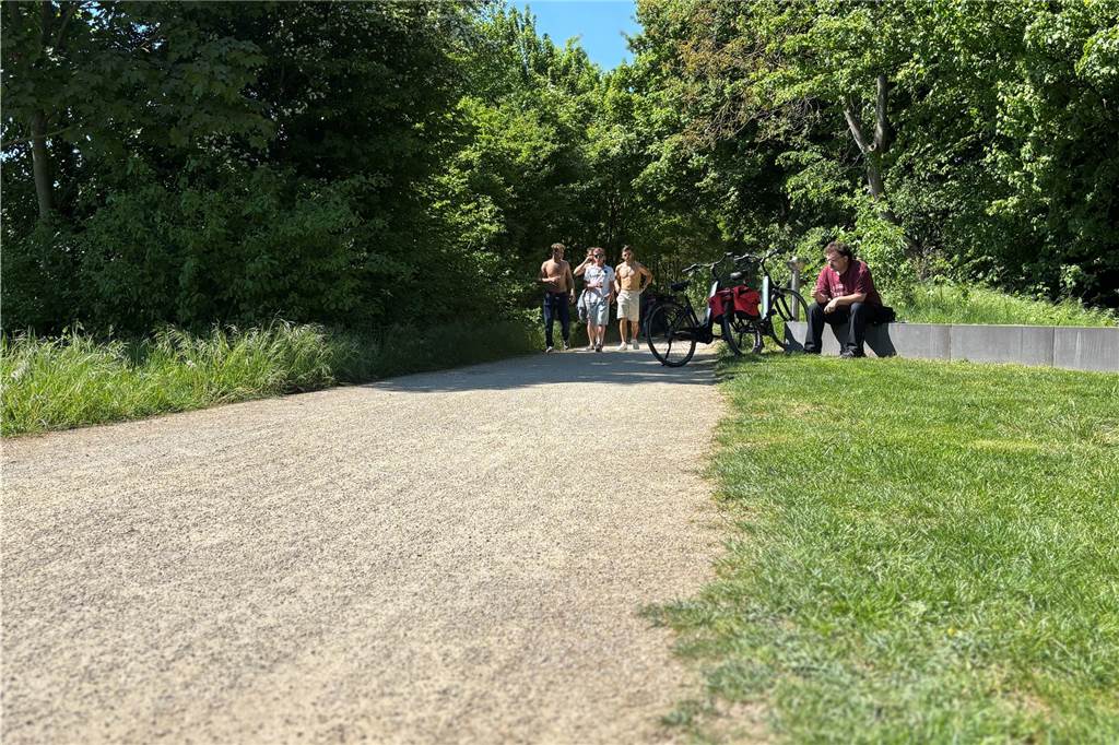 Besucher des Bürgerparks Maria Lindenhof in Dorsten am 1. Mai