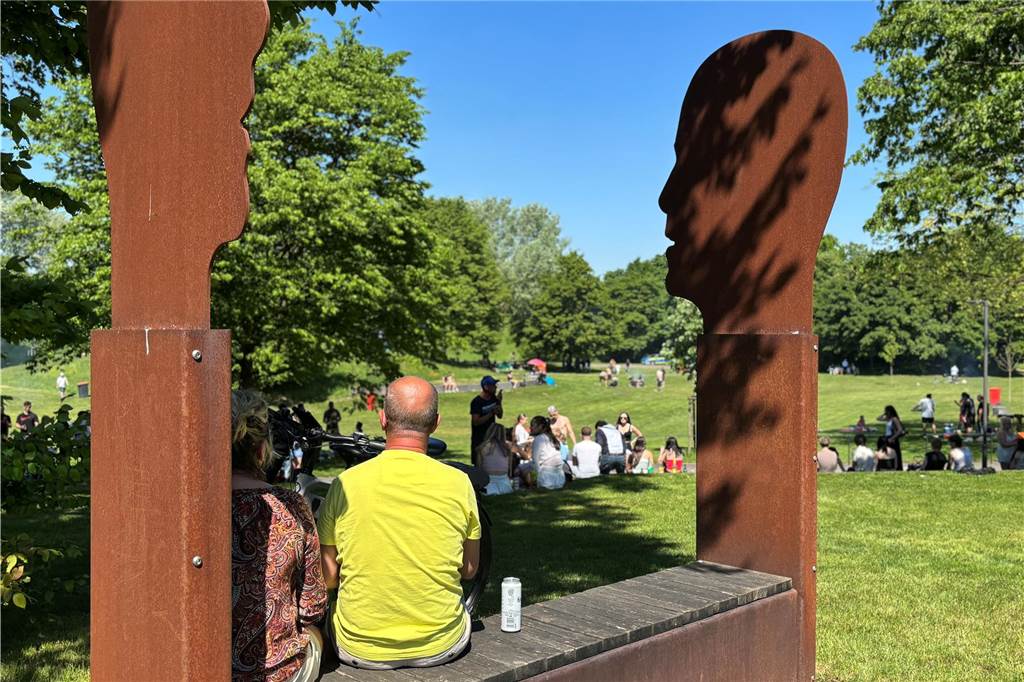 Besucher des Bürgerparks Maria Lindenhof in Dorsten am 1. Mai