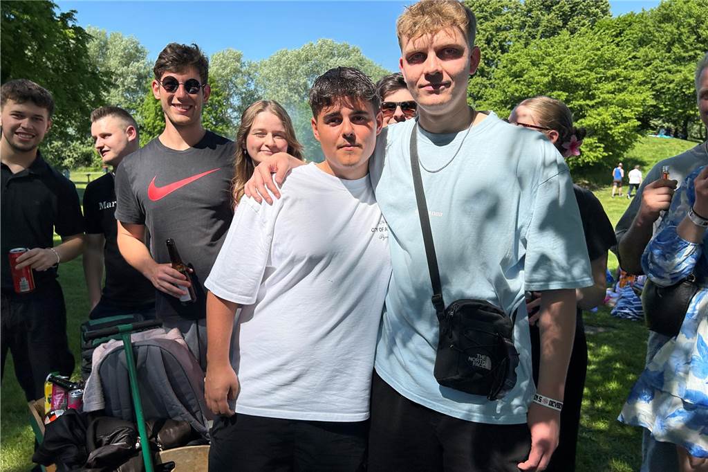 Besucher des Bürgerparks Maria Lindenhof in Dorsten am 1. Mai