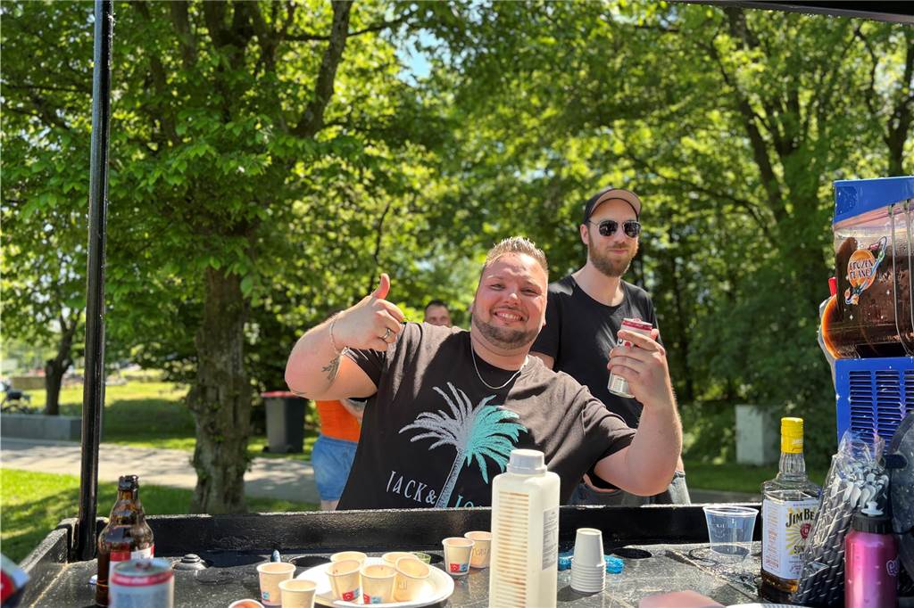 Besucher des Bürgerparks Maria Lindenhof in Dorsten am 1. Mai