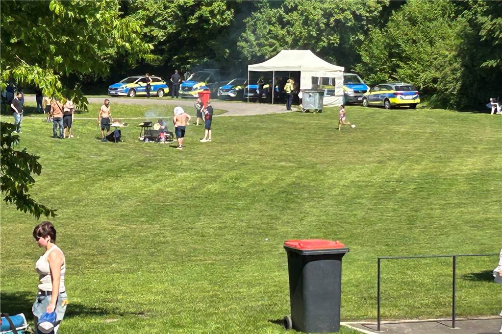 Besucher des Bürgerparks Maria Lindenhof in Dorsten am 1. Mai