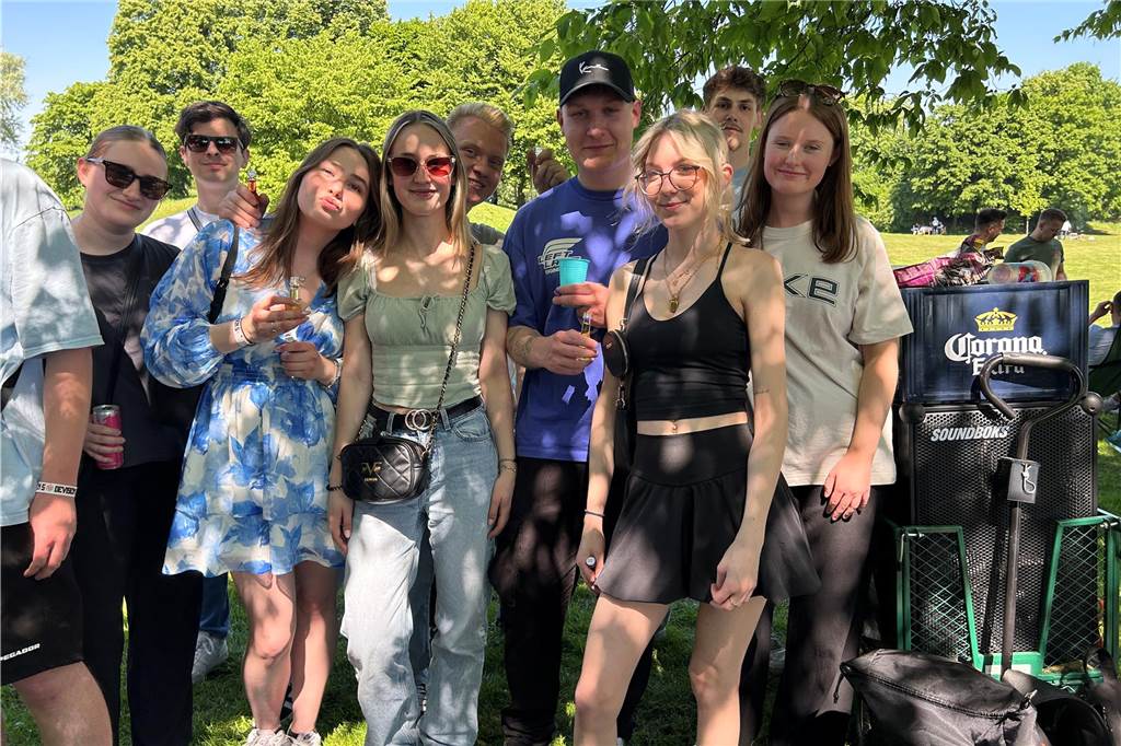 Besucher des Bürgerparks Maria Lindenhof in Dorsten am 1. Mai
