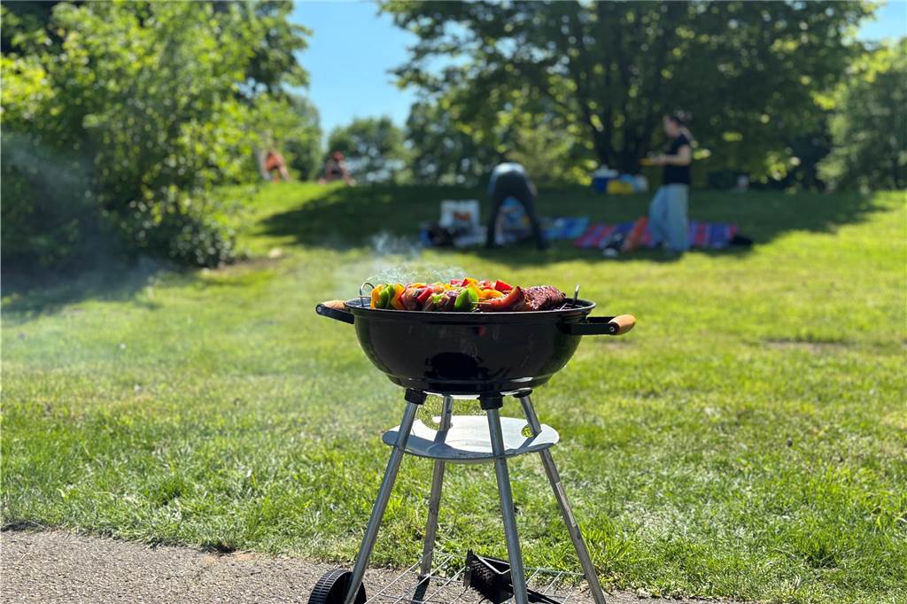 Besucher des Bürgerparks Maria Lindenhof in Dorsten am 1. Mai