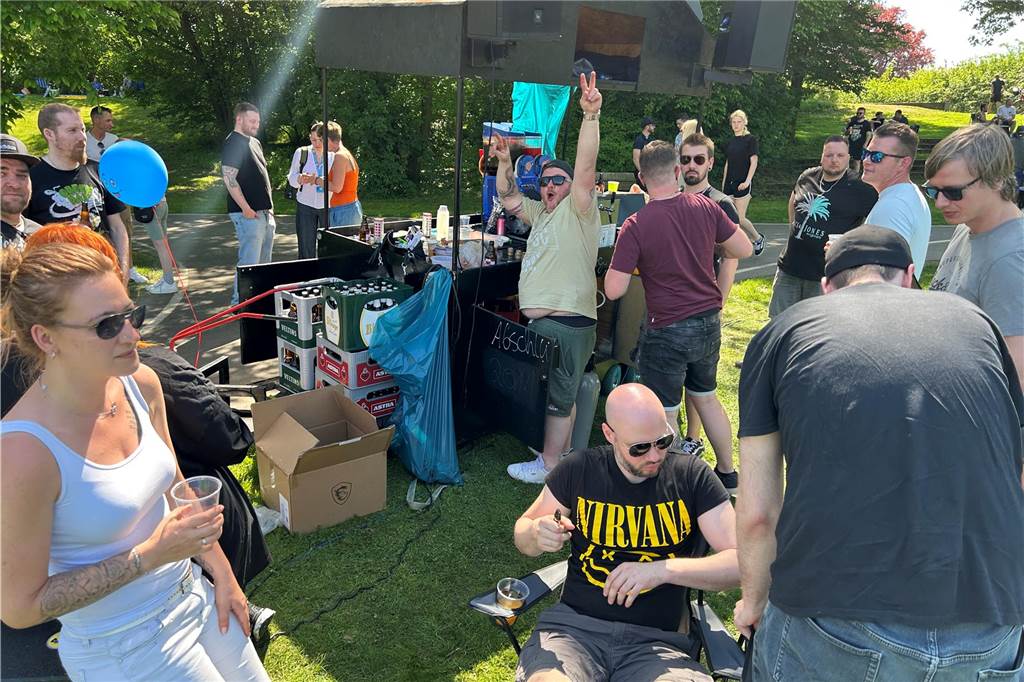 Besucher des Bürgerparks Maria Lindenhof in Dorsten am 1. Mai