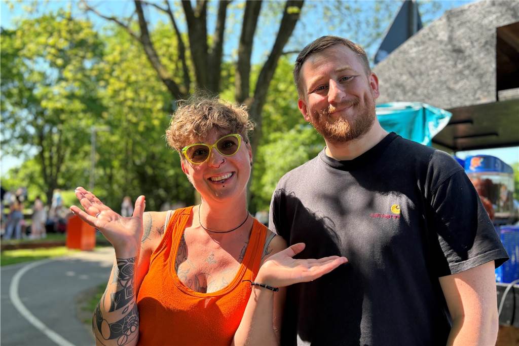 Besucher des Bürgerparks Maria Lindenhof in Dorsten am 1. Mai