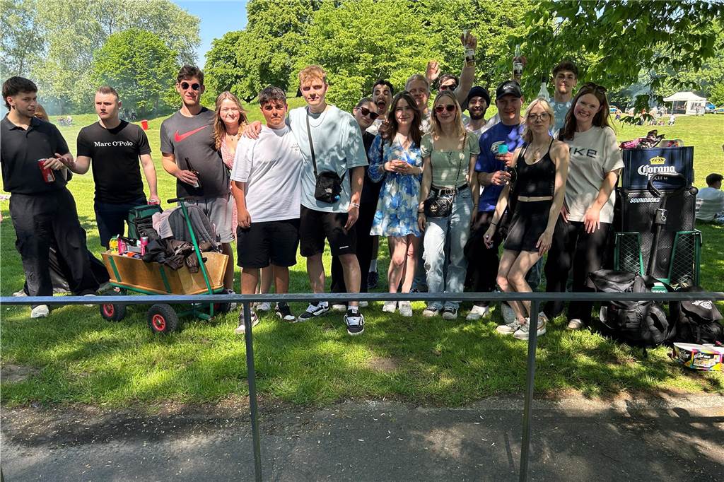 Besucher des Bürgerparks Maria Lindenhof in Dorsten am 1. Mai