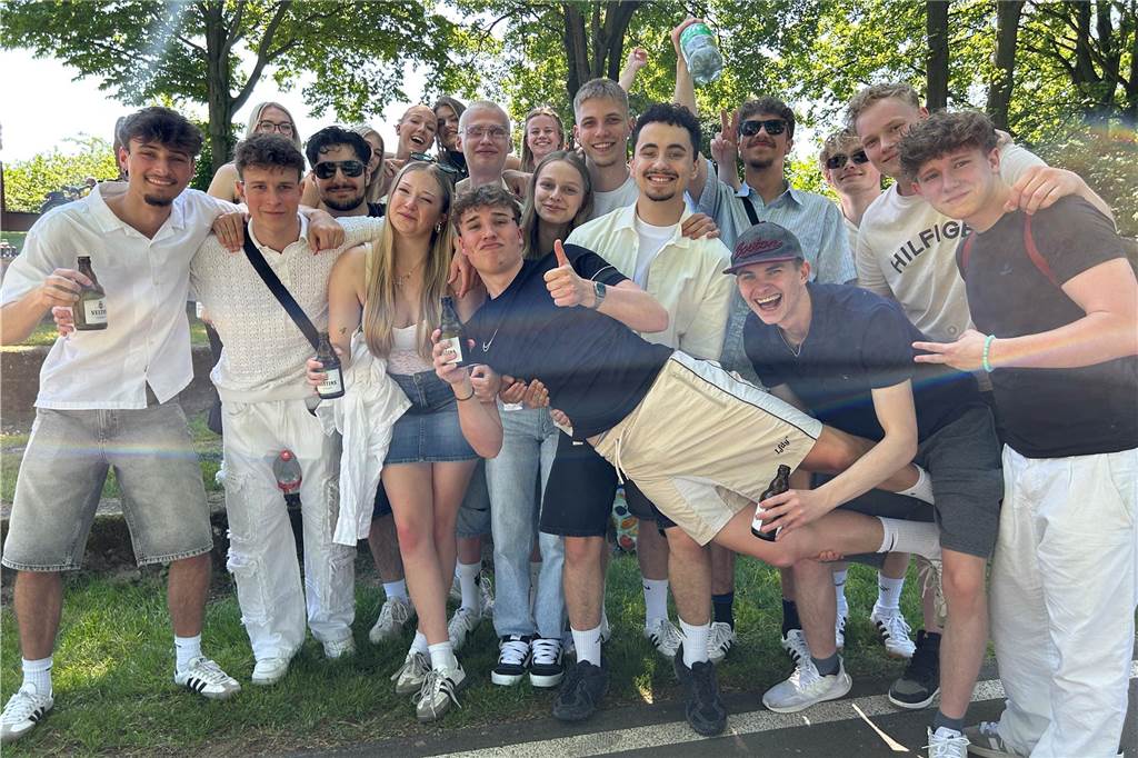 Besucher des Bürgerparks Maria Lindenhof in Dorsten am 1. Mai