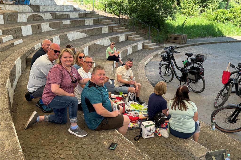 Besucher des Bürgerparks Maria Lindenhof in Dorsten am 1. Mai