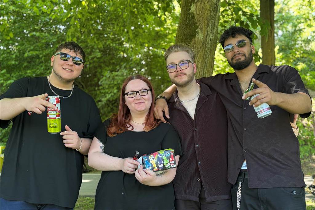 Besucher des Bürgerparks Maria Lindenhof in Dorsten am 1. Mai
