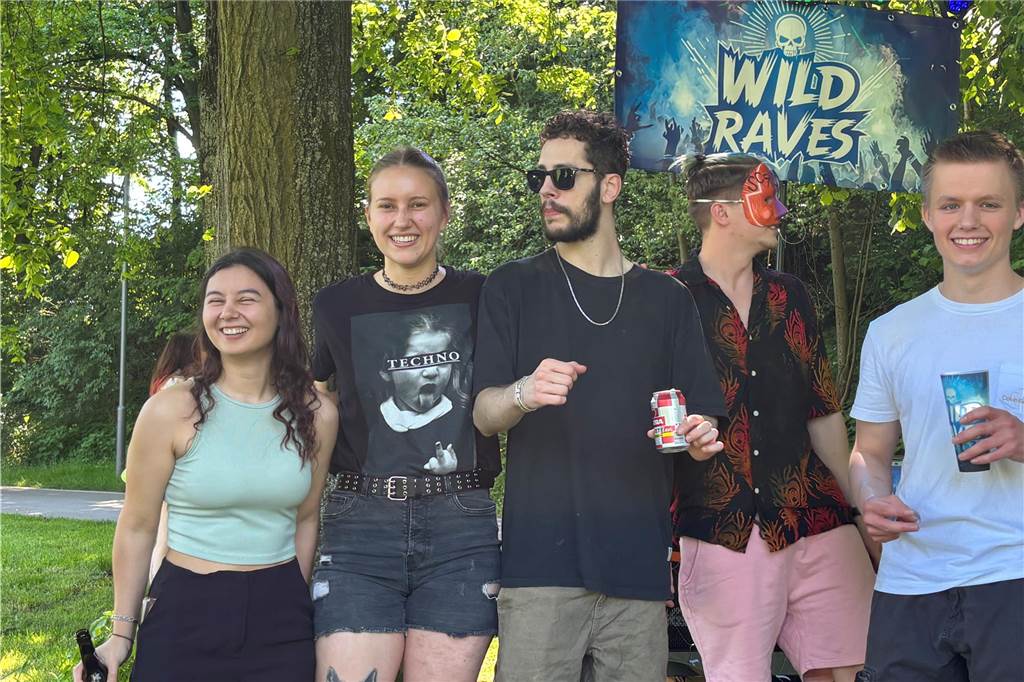 Besucher des Bürgerparks Maria Lindenhof in Dorsten am 1. Mai