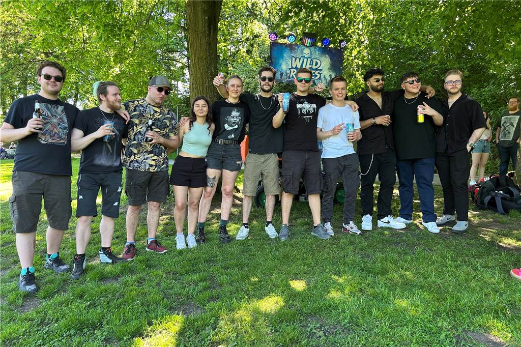 Besucher des Bürgerparks Maria Lindenhof in Dorsten am 1. Mai