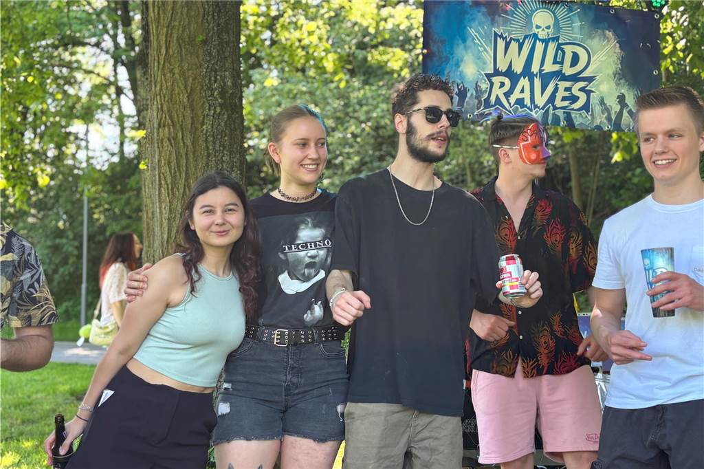 Besucher des Bürgerparks Maria Lindenhof in Dorsten am 1. Mai