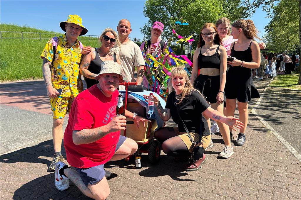 Besucher des Bürgerparks Maria Lindenhof in Dorsten am 1. Mai
