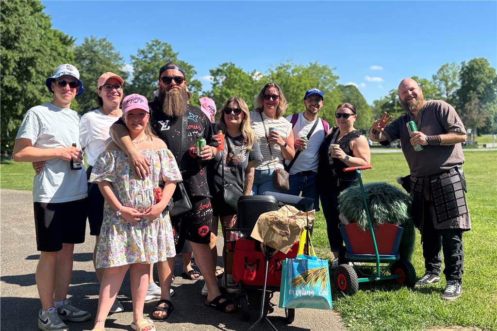Besucher des Bürgerparks Maria Lindenhof in Dorsten am 1. Mai