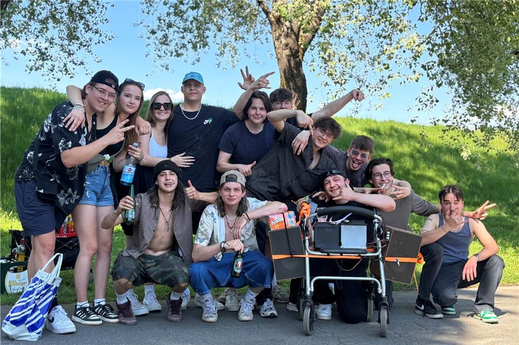 Besucher des Bürgerparks Maria Lindenhof in Dorsten am 1. Mai