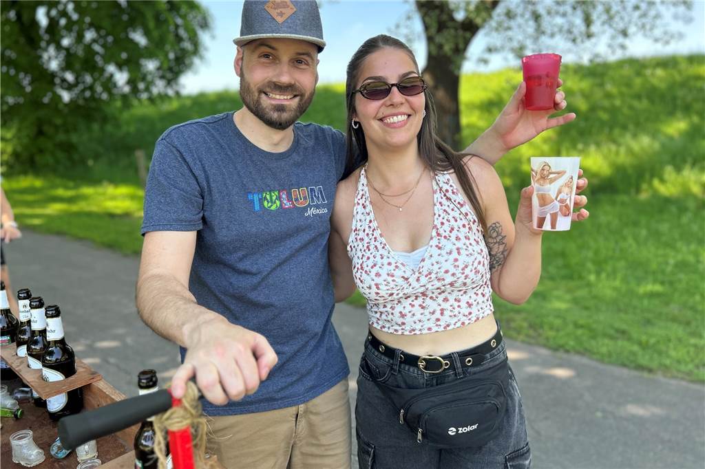 Besucher des Bürgerparks Maria Lindenhof in Dorsten am 1. Mai
