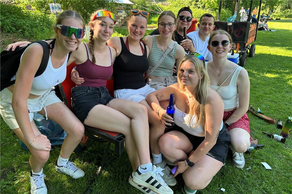 Besucher des Bürgerparks Maria Lindenhof in Dorsten am 1. Mai