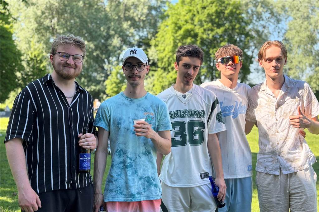 Besucher des Bürgerparks Maria Lindenhof in Dorsten am 1. Mai