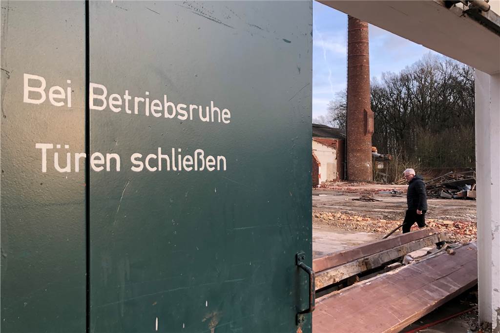 Tatort Stuhlfabrik: Spahn-Trümmer wecken schöne und bittere Erinnerungen „Bei Betriebsruhe Türen schließen“: Diese Aufschrift bekommt in diesen Tagen eine ganz neue Bedeutung.