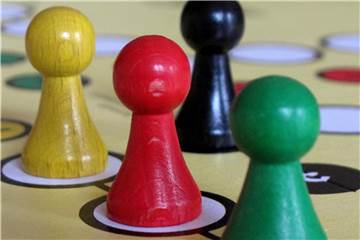 Bei Brettspielen hilft es, Regeln aufzustellen. „Der jüngste Spieler beginnt“ kann eine sein. Foto: Martin Gerten