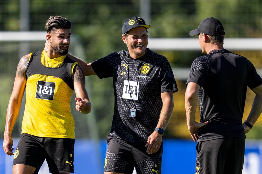 BVB-Innenverteidiger Papadopoulos vor dem Absprung?: „Sehe mich nicht auf Dauer in der 3. Liga“ Edin Terzic legt seinen rechten Arm um den Hals von Antonios Papadopoulos.