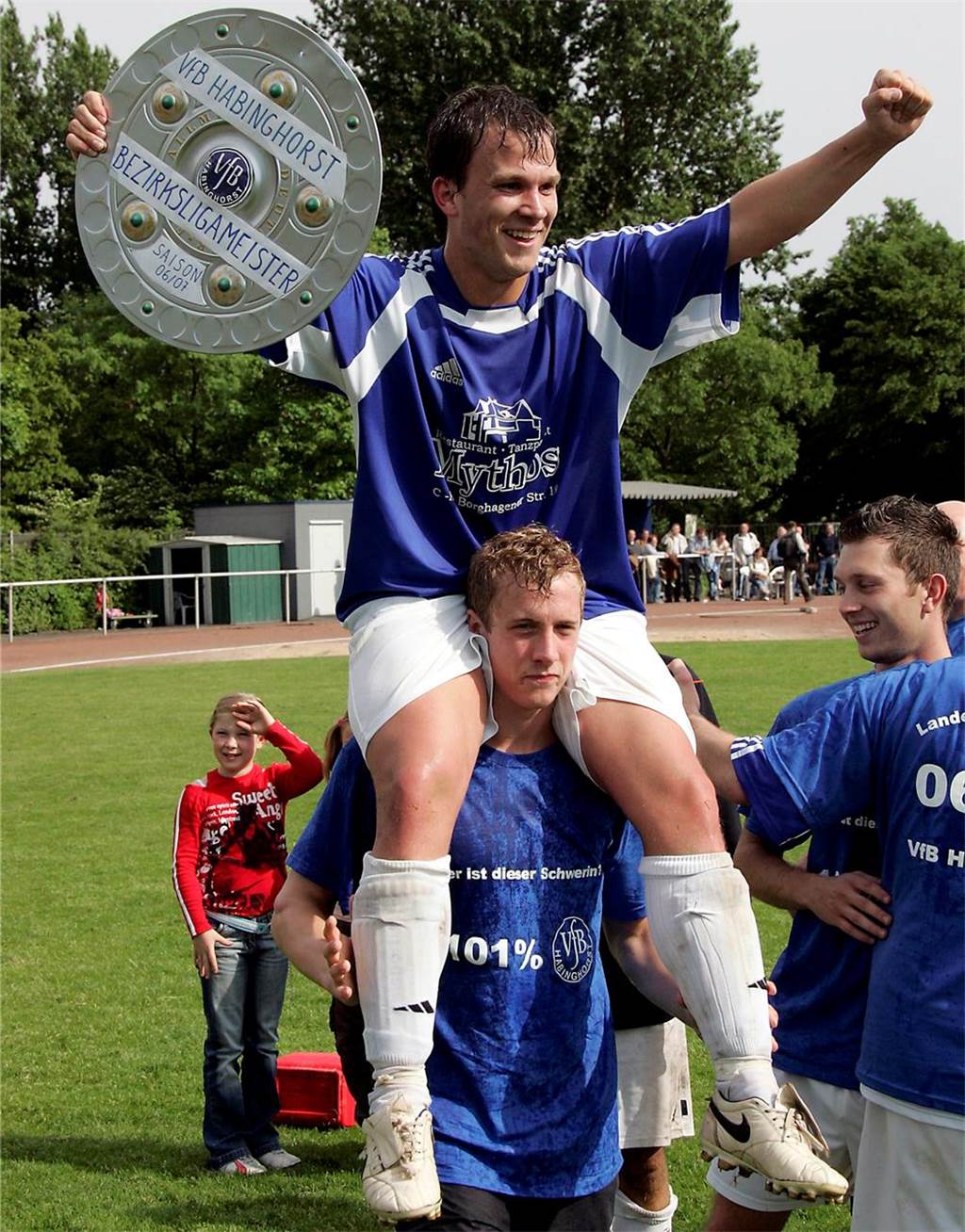 VfB Habinghorst wird mit Abstand die Nummer 1 der Stadt: Mit Wahnsinns-Erfolgsserie in die Landesliga Bei BW Huckarde feierte der VfB Habinghorst am 14. Mai 2007 den Landesliga-Aufstieg.