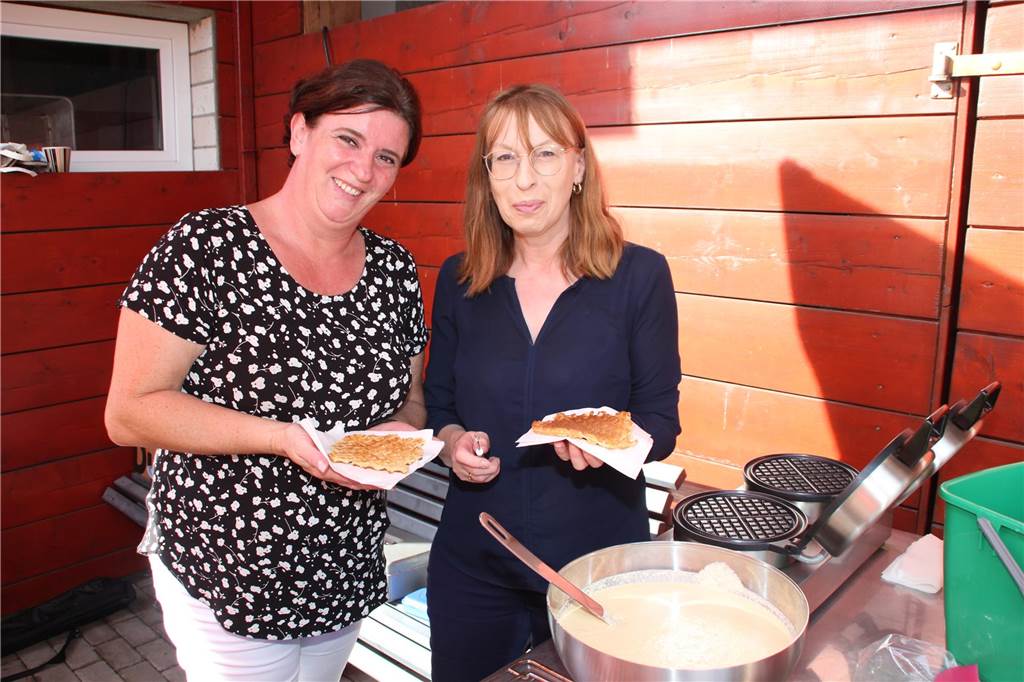 Bei Dagmar Pazurek (l.) und Martina Meier gab es selbstgemachte Waffeln.