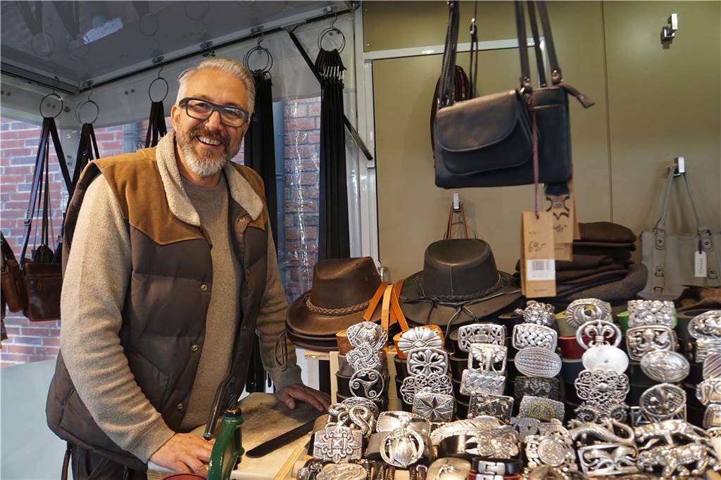 Daniel Klatecki steht an seinem Stand mit Lederarbeiten.