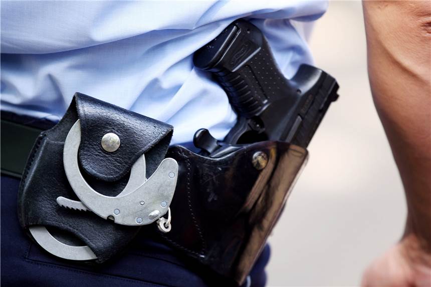 Polizei nimmt 21-Jährigen kurz nach Überfall auf Wettbüro fest Bei dem 24-jährigen Verdächtigten klickten wenige Minuten nach dem Überfall die Handschellen. Der Mann sitzt jetzt in Untersuchungshaft.