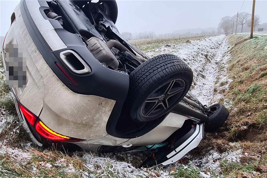 Spiegelglatte Straßen in Ahle: Auto rutscht kopfüber in Straßengraben Bei dem Alleinunfall in Ahle entstand Sachschaden, Personen wurden keine verletzt.