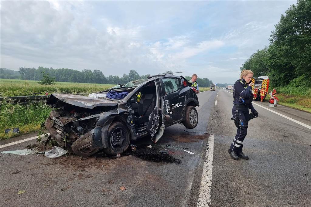 Ein stark beschädigtes Auto steht nach einem Unfall auf der A31 bei Heek.