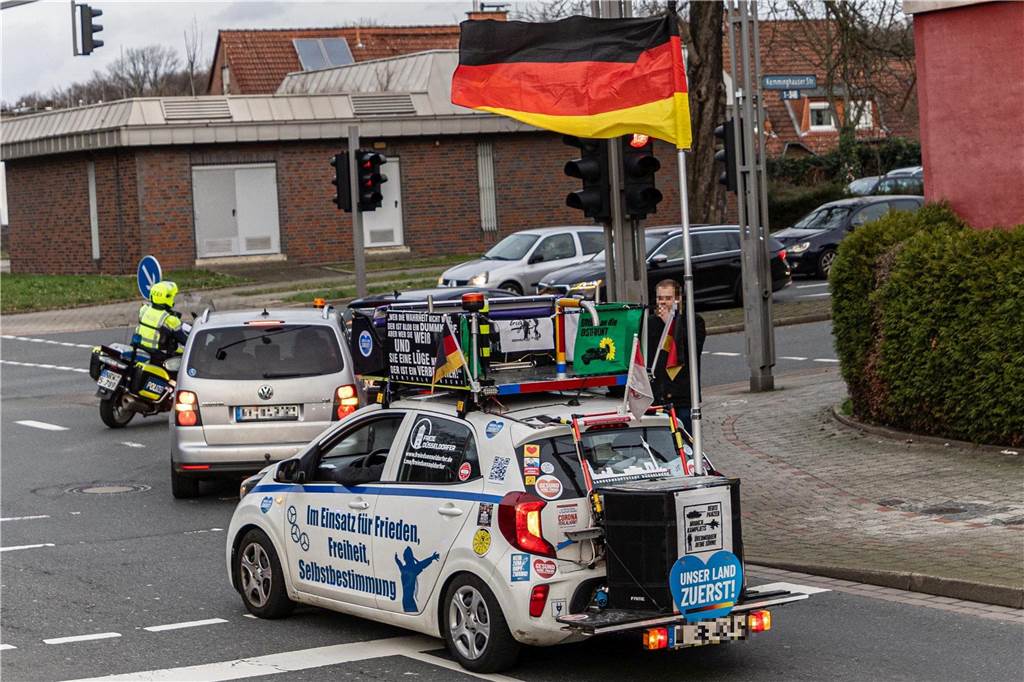 Bei dem Aufzug waren auch Fahrzeuge dabei, die Deutschlandfahnen mitführten. Es waren auch kritische Statements zur Corona-Politik zu sehen.