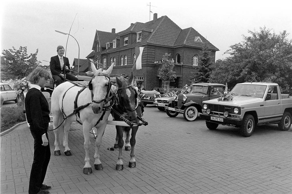 Bei dem Festumzug standen die Menschen dicht gedrängt in vielen Reihen an der Straße, um den Vorbeizug der Königspaare aus der Umgebung zu sehen.