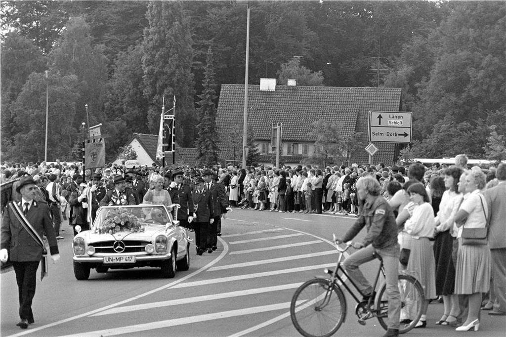 Bei dem Festumzug standen die Menschen dicht gedrängt in vielen Reihen an der Straße, um den Vorbeizug der Königspaare aus der Umgebung zu sehen.