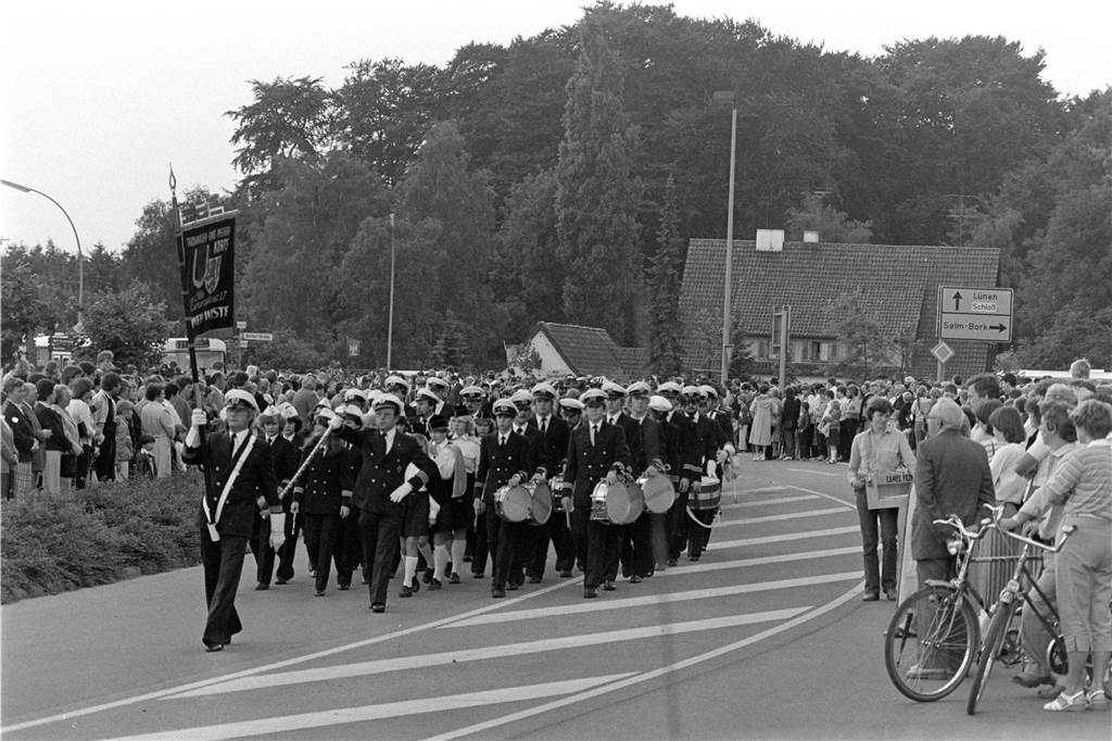 Bei dem Festumzug standen die Menschen dicht gedrängt in vielen Reihen an der Straße, um den Vorbeizug der Königspaare aus der Umgebung zu sehen.
