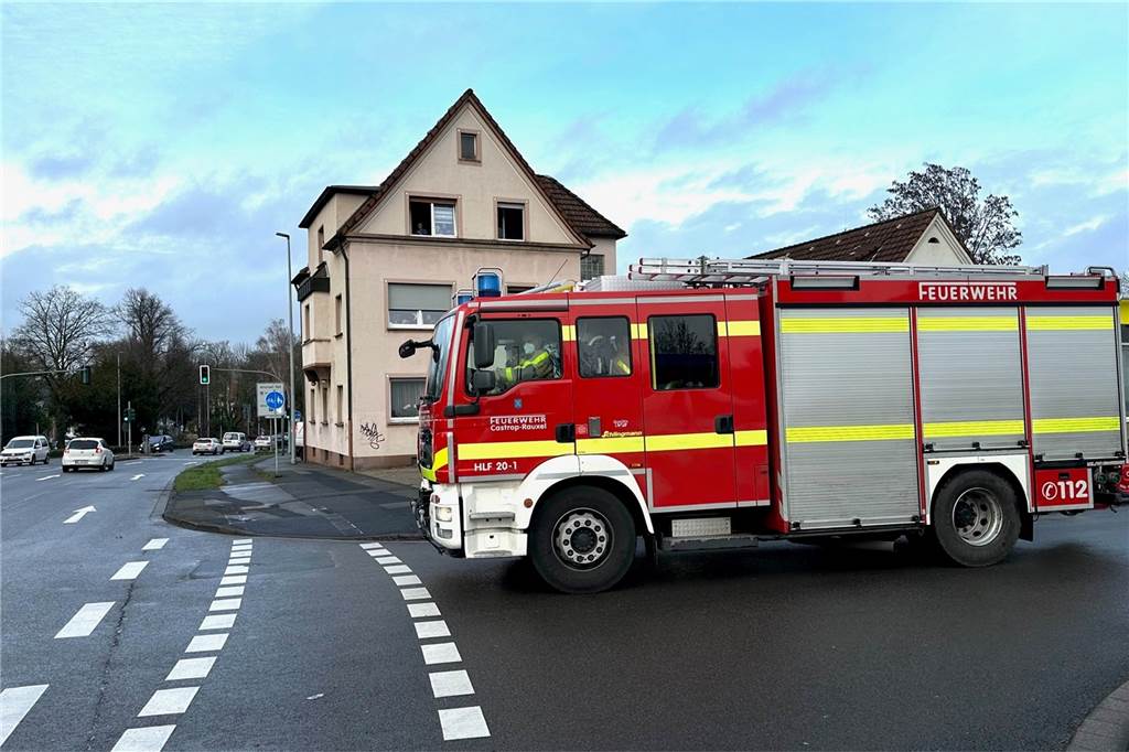 Kleiner Brand mit großer Rauchentwicklung Ein Feuerwehrauto steht an der Ecke Tiergartenstraße / Wittener Straße.
