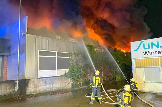 Feuer bei Pulverbeschichter – viele Fotos von der Brandnacht in Stadtlohn