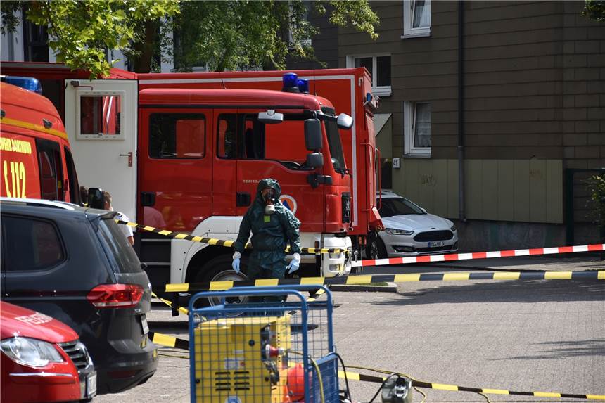 DHL-Mitarbeiter muss nicht für Fehlalarm haften Bei dem Großeinsatz hat ein Spezialist mit Schutzanzug ein verdächtiges Paket untersucht.