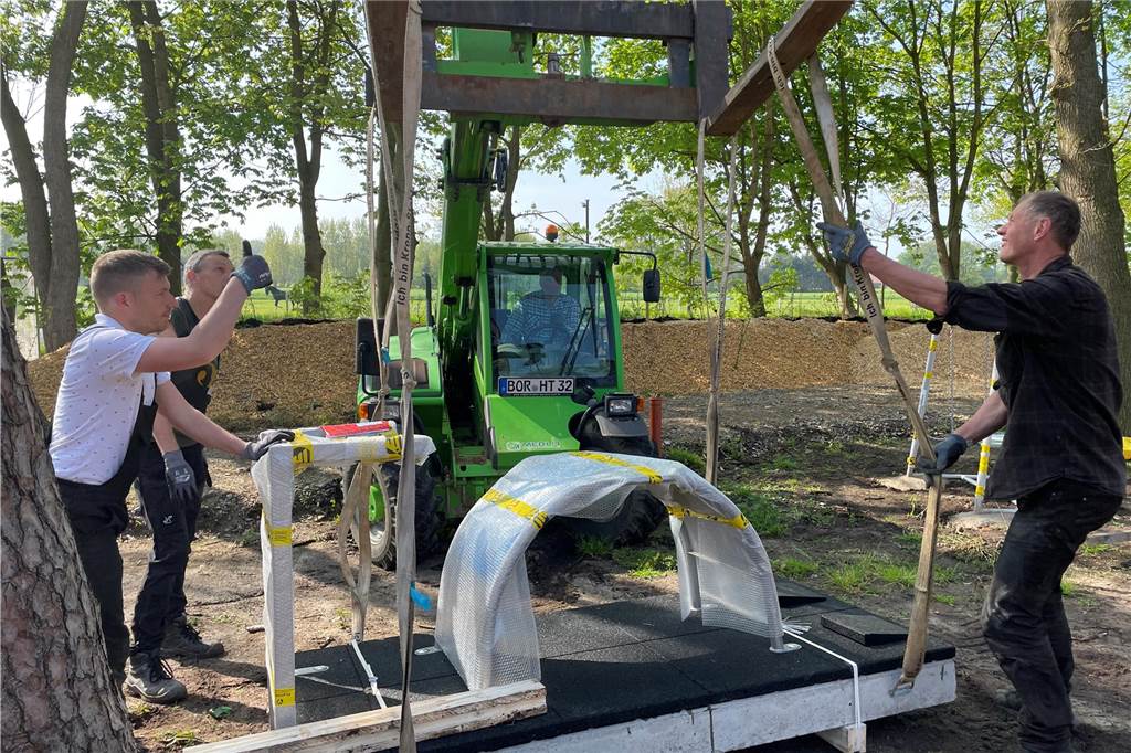 Fitnessparcours an der Reithalle steht: „Dafür haben wir lange gekämpft“ Bei dem richtungsweisenden Gesamtprojekt im Pingelerhook sind mehrere Beteiligte mit im Boot. Eine echte Gemeinschaftsarbeit verrichteten am Wochenende zum Beispiel Mitglieder von Bürgerstiftung und Lauftreff beim Aufstellen der Geräte für den Fitnessparcours.