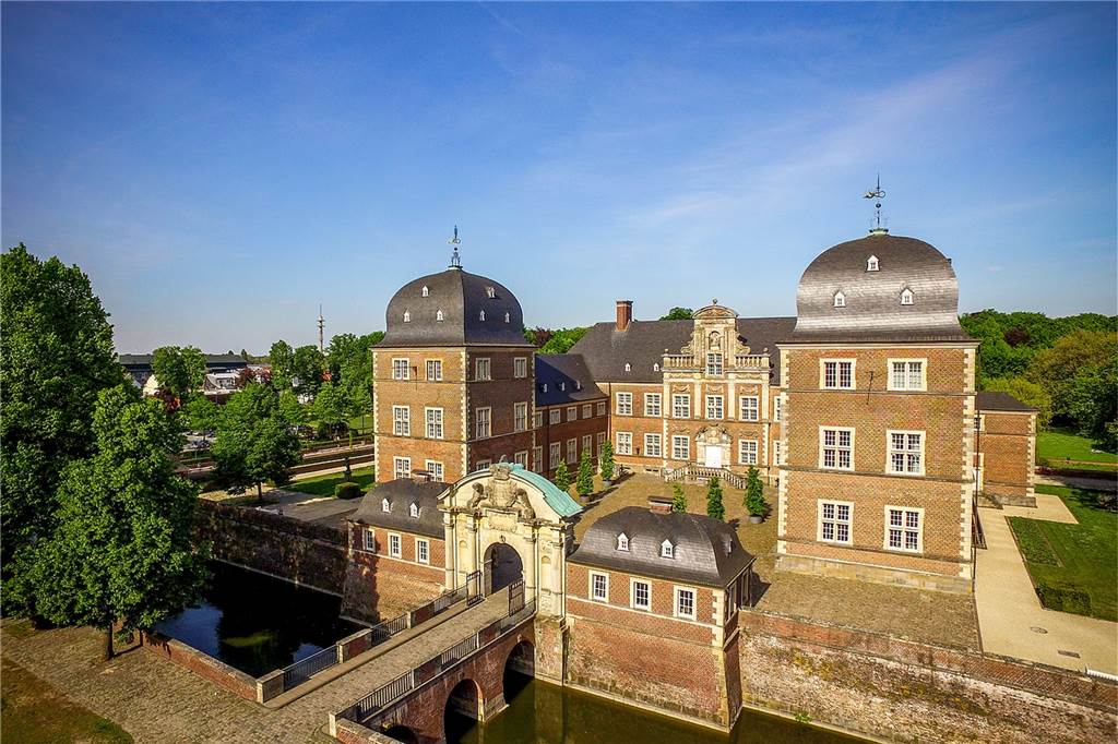 Bei dem Schloss handelt es sich um die ehemalige Residenz der Fürstbischöfe von Münster.