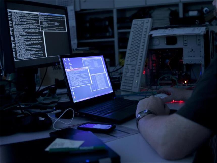 Bundestag: Hacker griffen bei Cyberattacke Daten ab Bei dem schweren Hacker-Angriff auf das deutsche Parlament gelang es den Tätern, an Daten zu kommen. Foto: Jana Pape/Symbol